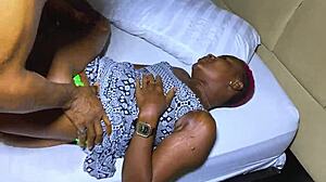 哦，天哪，那个迷你裙里的黑屁股看起来好曲线，英国的，和跨种族朋友一起。