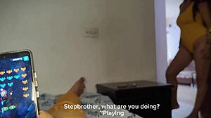 她在床上粗暴地玩弄继兄的鸡巴，直到他射出快速内射，拉丁业余游戏