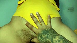 她在床上粗暴地玩弄继兄的鸡巴，直到他射出快速内射，拉丁业余游戏