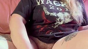 女孩用假阳具自慰到高潮，呻吟阴部玩具阴部巨大怪物毛茸茸细节