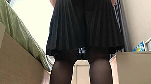 妻子的大橘皮屁股和湿洞在丝袜独自行淫中被舔。