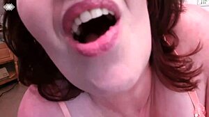 大屁股美国妞用假阳具骑乘受辱，脏话高潮