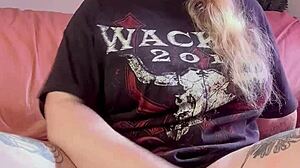 女孩用假阳具自慰到高潮，呻吟阴部玩具阴部巨大怪物毛茸茸细节