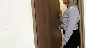 送货员从漂亮捷克欧洲女孩那里拿走奖励，在自制公共场景中！