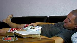 熟女荡妇被两个兴奋鸡巴猛操，群交3P