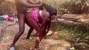 业余乡村美女完美胸部在溪流中粗暴快速操