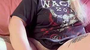 女孩用假阳具自慰到高潮，呻吟阴部玩具阴部巨大怪物毛茸茸细节