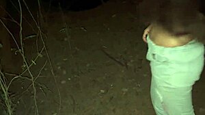 邻居被诱到丛林与金发美女激烈做爱，大屁股内裤在户外