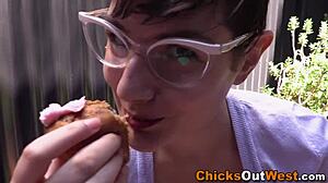 嘿，想看这个业余澳大利亚荡妇户外揉她毛茸茸的大奶子阴户吗？