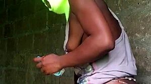 她随便就把三根手指深深插进毛屁眼里，每次发情时