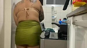 为什么你在厨房直播闪那肿胀的阴部？