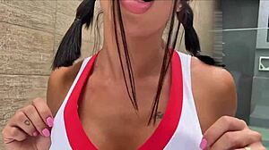 Cheerleader japonesa feels sensual thrill exhibiting for team