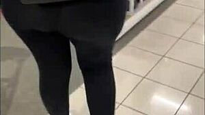 公共商店透明紧身裤闪屁股让我发情，在厕所用玩具自慰淫荡拉丁业余女孩