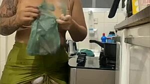 为什么你在厨房直播闪那肿胀的阴部？