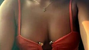 业余拉丁美女在出租车里露奶，用假阳具自慰