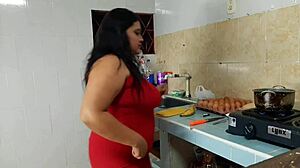 大屁股美女在厨房操年轻新手！大屁股BBW顺从穿内裤在美国屁股崇拜黑健身教练动作