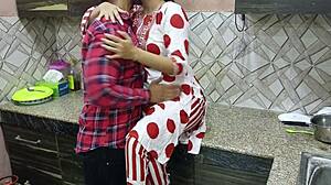 性感后妈Saara让好奇继子在厨房后入她 😏