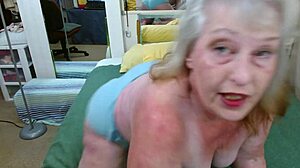 欲望征服，曲线祖母在蓝色内裤中挑逗湿逼，导致卢克激烈高潮