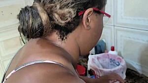 继母在厨房被射脸上