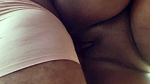 邻居们参与激烈性爱比赛，大屁股和阴唇操。色情明星动作特色肥臀和大阴部游戏