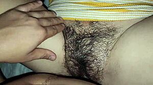 哇第一次和我的拉丁继妹做爱，拉下内裤近距离湿阴户动作 👀🍑