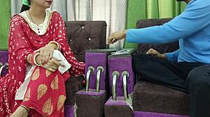 继妹巴比在扑克游戏中输掉逼，弯腰裸体惩罚肛交性爱