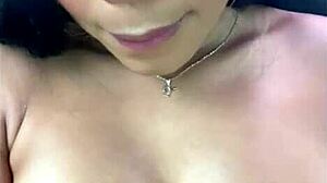 业余拉丁美女在出租车里露奶，用假阳具自慰