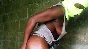 她随便就把三根手指深深插进毛屁眼里，每次发情时