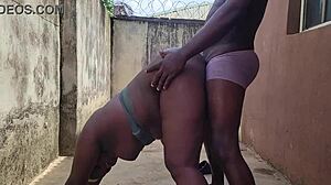 邻居们参与激烈性爱比赛，大屁股和阴唇操。色情明星动作特色肥臀和大阴部游戏