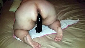 为什么不把那个大假阳具塞进你的大屁股和肥逼里？大屁股BBW Ambyr Parker渴望玩具！