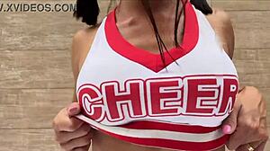 Cheerleader japonesa feels sensual thrill exhibiting for team