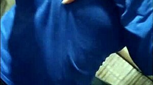 我的继母向我展示愉悦的那晚，性感支配BDSM自然乳房试镜