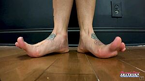 看 brunnete骚妹Sabrina自慰吸屌跨种族颜射