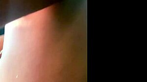 业余拉丁美女在出租车里露奶，用假阳具自慰