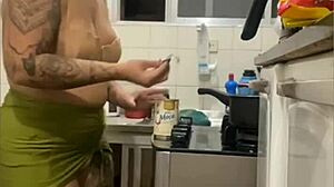 为什么你在厨房直播闪那肿胀的阴部？