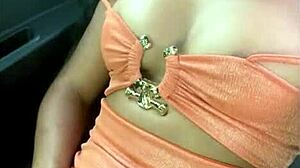 业余拉丁美女在出租车里露奶，用假阳具自慰