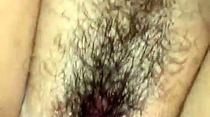 特写中操丰满女孩的巨大下垂乳房