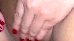 我们第一次业余色情视频，POV 湿润高潮自慰