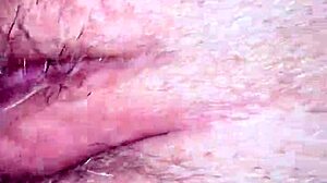 在这个自制业余场景中，她口交后内射，还用了玩具