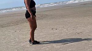 内射后，她在后院裸体淋浴给邻居看！😜