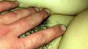 特写中操丰满女孩的巨大下垂乳房