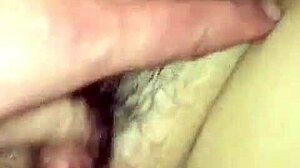 特写中操丰满女孩的巨大下垂乳房