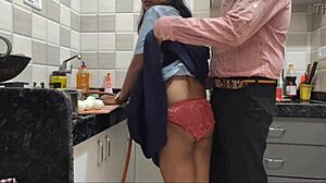 她随意地深深吞下那些大鸡巴