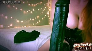 性感红发美女佩妮·帕克斯练习深喉技巧，带着挑逗风情