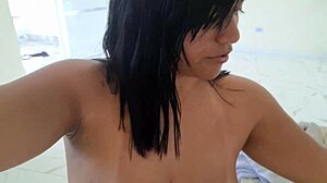 内射后，她在后院裸体淋浴给邻居看！😜