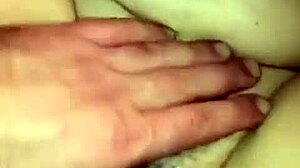 特写中操丰满女孩的巨大下垂乳房