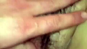 特写中操丰满女孩的巨大下垂乳房