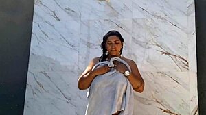 内射后，她在后院裸体淋浴给邻居看！😜