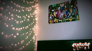 性感红发美女佩妮·帕克斯练习深喉技巧，带着挑逗风情