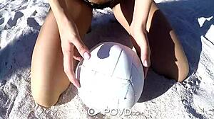 看着大胸棕发Ashley Adams花园户外被猛干POV，我好兴奋